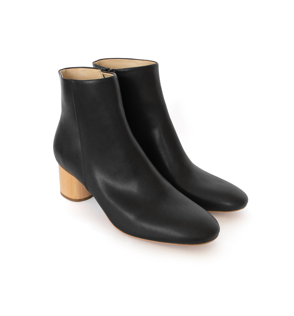 Ankle Boot in black eco vegan leather, inside zipper, natural wood mid-heel.