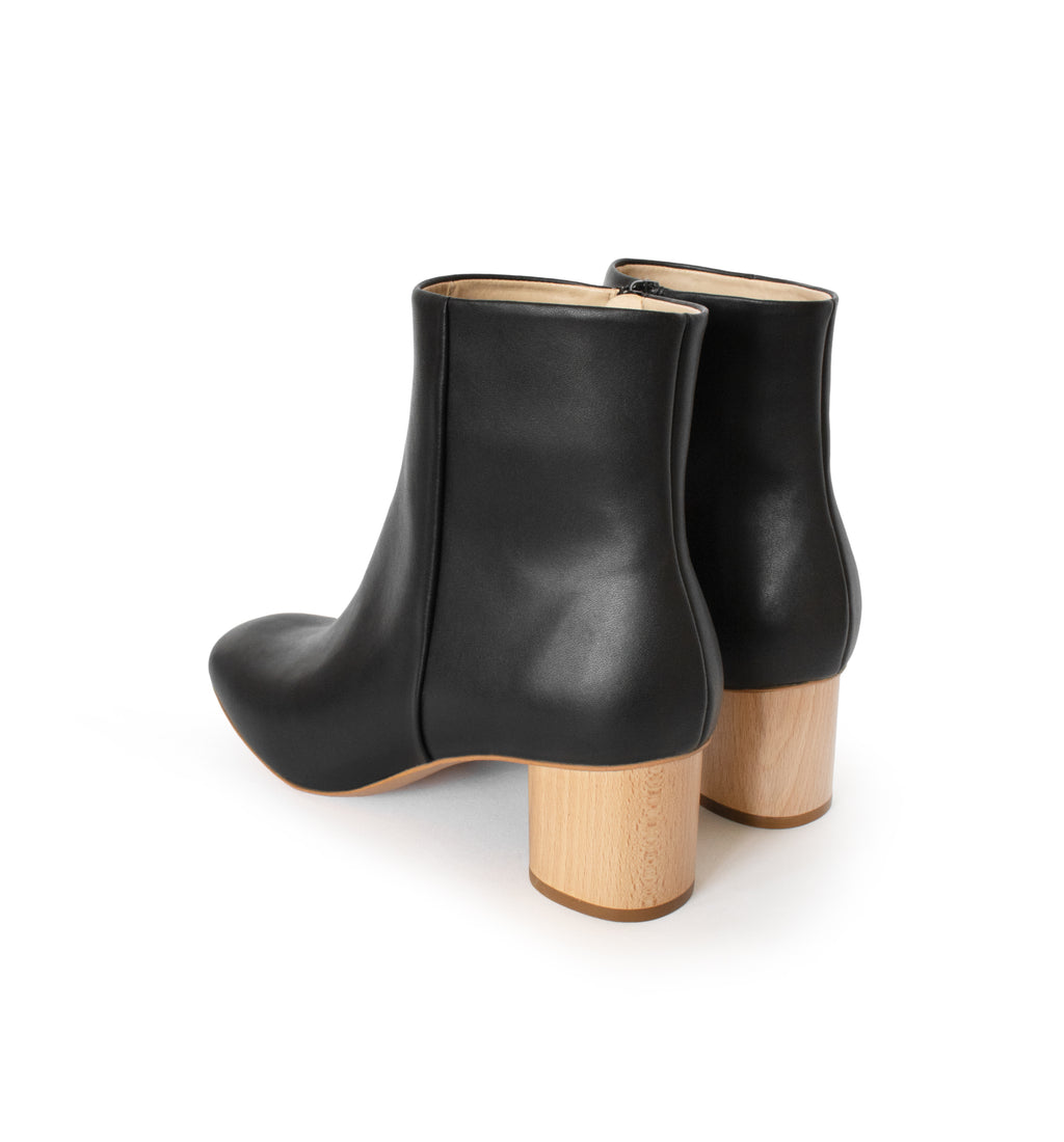 Ankle Boot in black eco vegan leather, inside zipper, natural wood mid-heel.