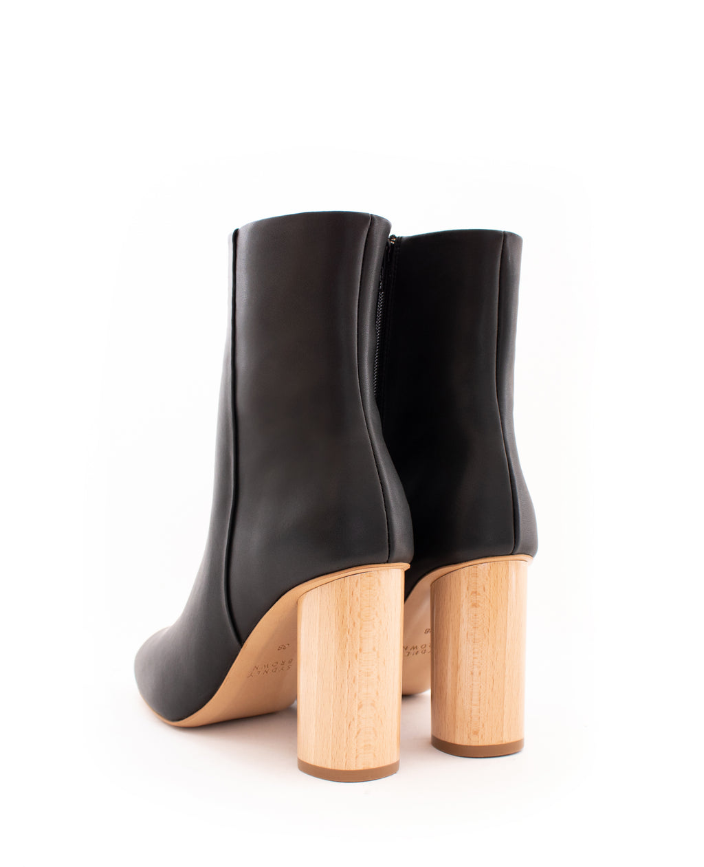 High ankle boot in black eco vegan leather, high heel in natural wood, side zipper.