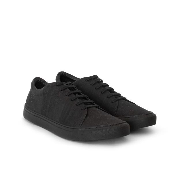 Unisex low sneaker in black cork with a black rubber sole.